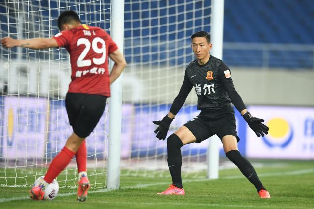 【中超】谭龙头球破门越位+中柱 长春0比0武汉